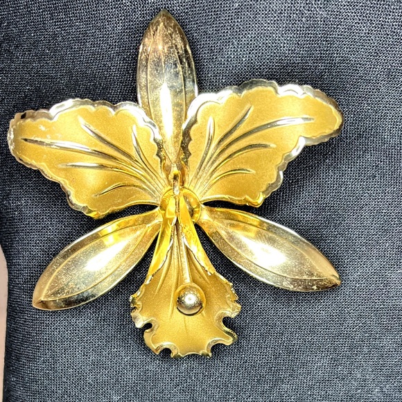 Unsigned Brooch Two Toned Gold Colored Large Iris Brooch - Picture 13 of 14